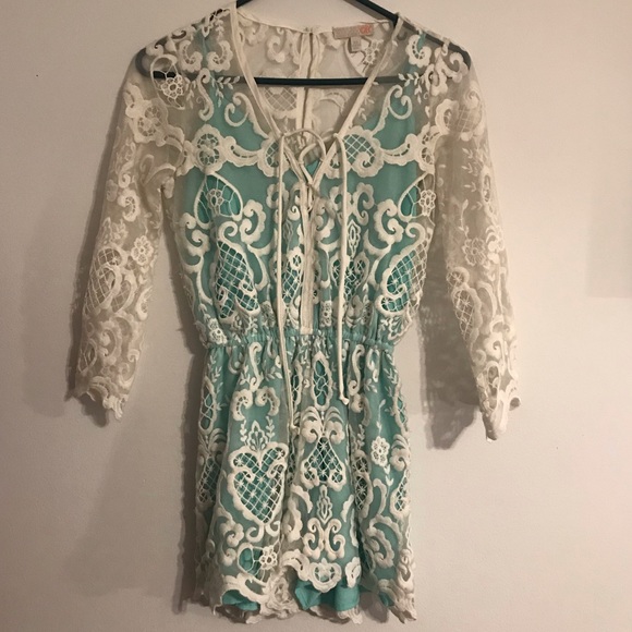 Pretty lace romper - Picture 3 of 9